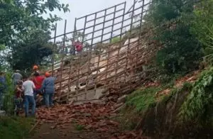 Deslizamento em Natividade da Serra derruba casa e mobiliza buscas por morador