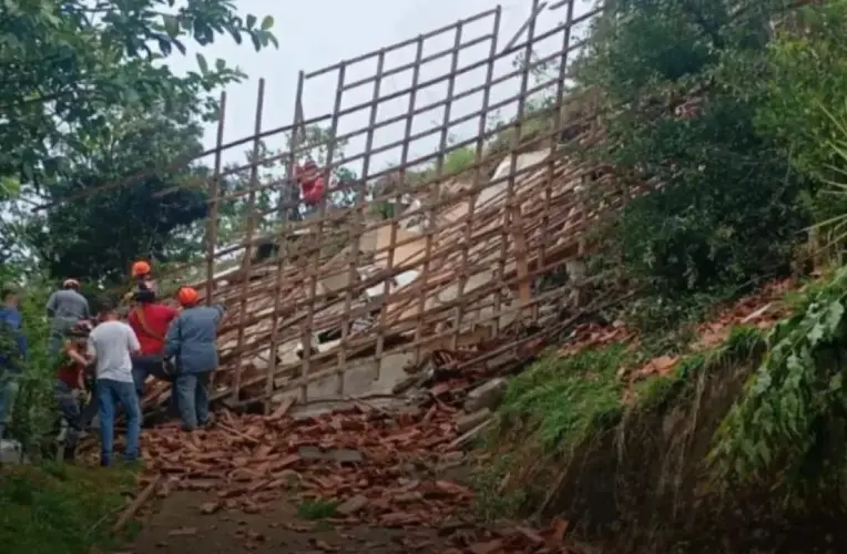 Deslizamento em Natividade da Serra derruba casa e mobiliza buscas por morador 