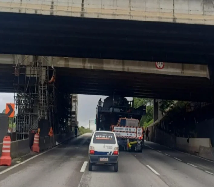 Caminhão com carga de 492 toneladas bloqueia Via Dutra e gera 19 km de fila em São José