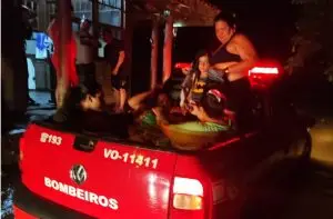 Sete pessoas são resgatadas após carros ficarem ilhados na Praia da Fazenda, em Ubatuba