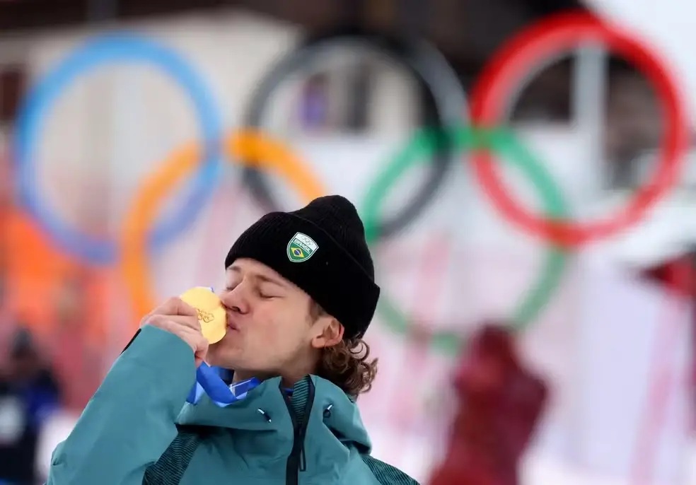 Lucas Pinheiro celebra ouro inédito no slalom gigante em Bormio, primeira medalha do Brasil em Olimpíadas de Inverno/ Foto: Reuters