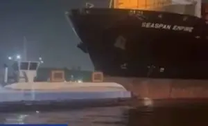 Navio porta-contêineres colide com balsas durante manobra no canal do Porto de Santos, na noite de segunda-feira (16)/ Foto: Redes Sociais