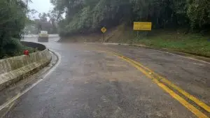 Rodovia Oswaldo Cruz foi liberada após 16 horas de interdição por queda de barreira.