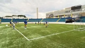 Escola de Futebol Oficial do São José iniciou atividades no estádio Martins Pereira com mais de 100 alunos.