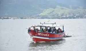 Grupo foi transportado por traineira após interdição da Estrada-Parque de Castelhanos