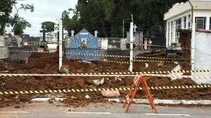 Parte do muro do cemitério Padre Rodolfo de Komorek caiu sobre a calçada no Centro de São José dos Campos.