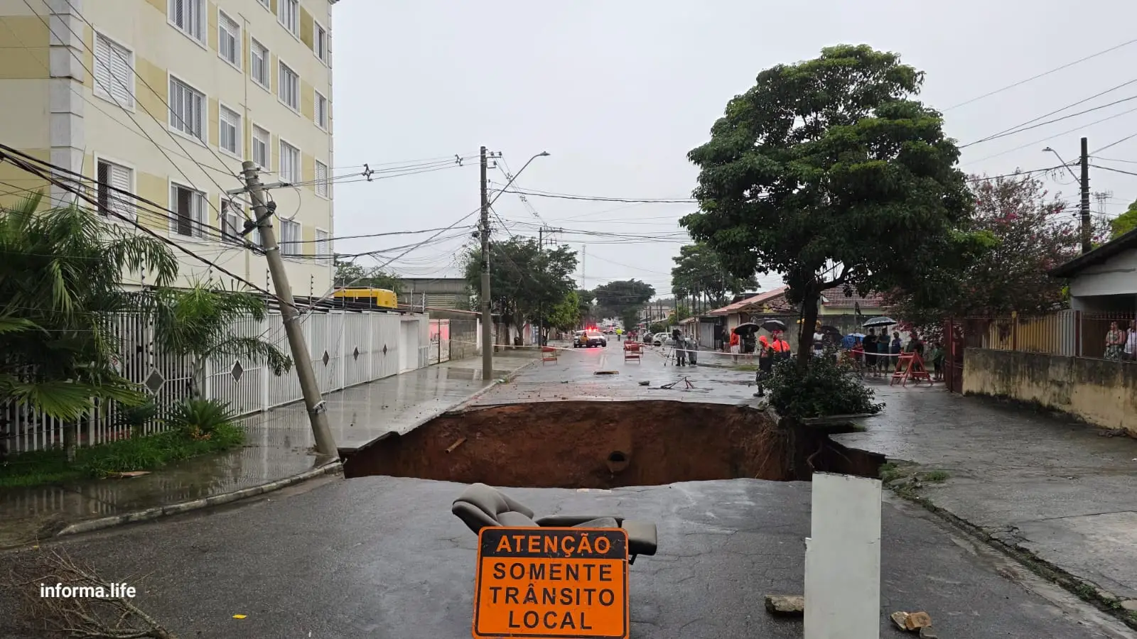 Cratera no Jardim Imperial interdita casas e prédio com 34 apartamentos em São José 
