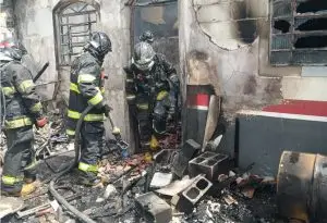 Incêndio em sala comercial mobiliza Bombeiros na avenida Francisco José Longo, em São José dos Campos