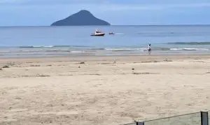 Bombeiros fazem buscas por adolescente que desapareceu no mar em Juquehy, em São Sebastião