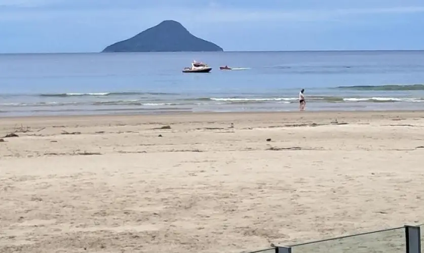 Bombeiros fazem buscas por adolescente que desapareceu no mar em Juquehy, em São Sebastião