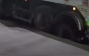 Caminhão de lixo afunda após asfalto ceder no bairro Altos de Santana