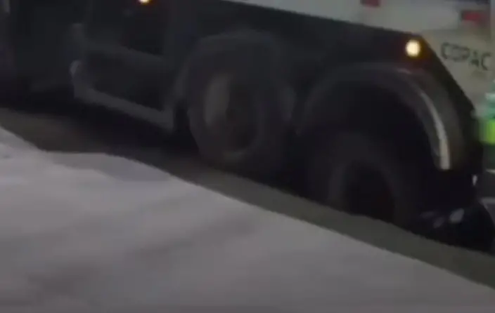 Caminhão de lixo afunda após asfalto ceder no bairro Altos de Santana