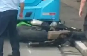 Acidente de trânsito deixa moto embaixo de ônibus na zona sul de SJC