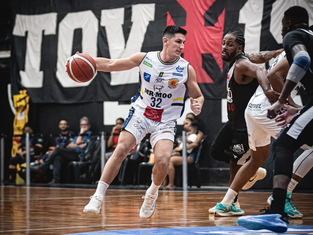 Cesta de Adyel Borges a dois segundos do fim garante vitória do São José contra o Vasco no Rio!
