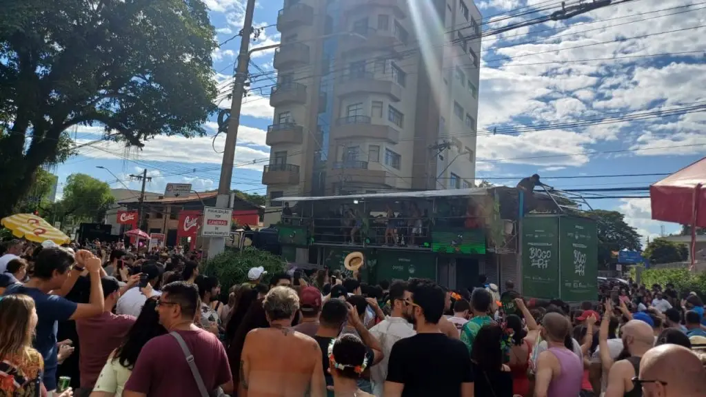 Com Sheila Mello animada, Bloco da Pri arrasta multidão em São José