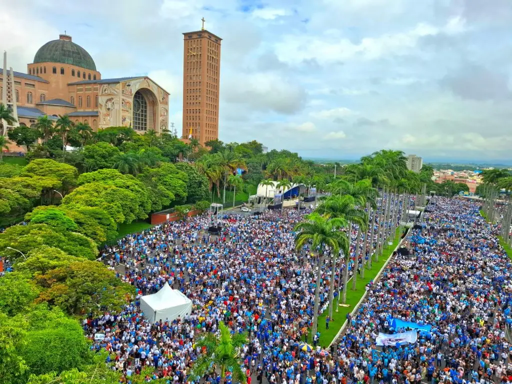 Multidão lota Santuário de Aparecida em procissão do Terço dos Homens