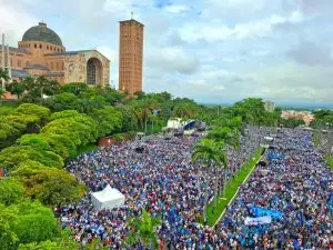 Multidão lota Santuário de Aparecida em procissão do Terço dos Homens
