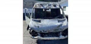 Ambulância da concessionária CCR foi furtada na base da Dutra em Roseira e encontrada incendiada em Pindamonhangaba.