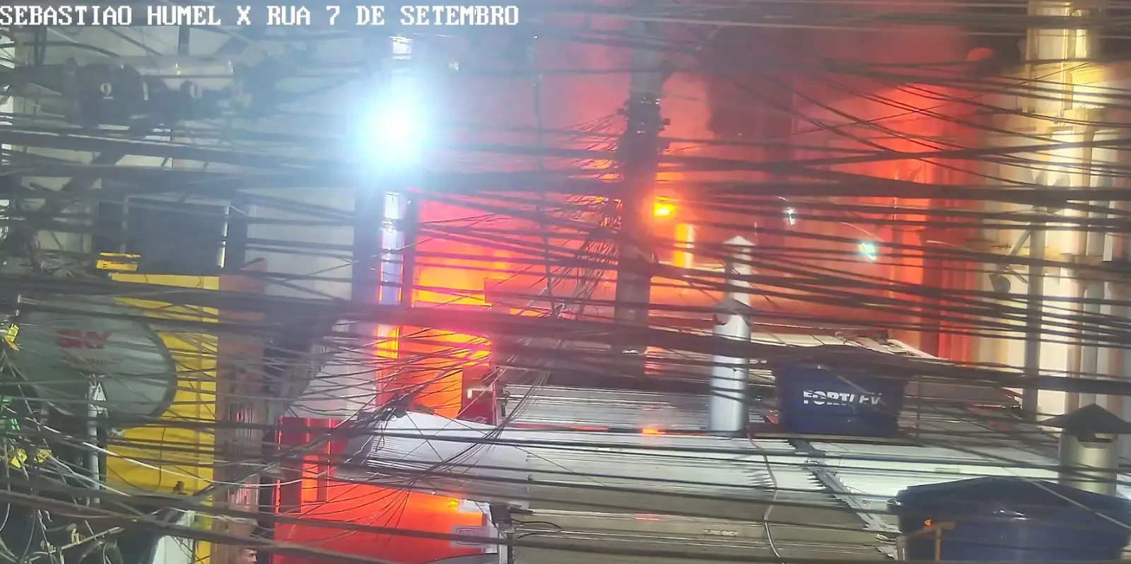 Incêndio atinge contêiner ao lado do Mercado Municipal no centro de São José dos Campos