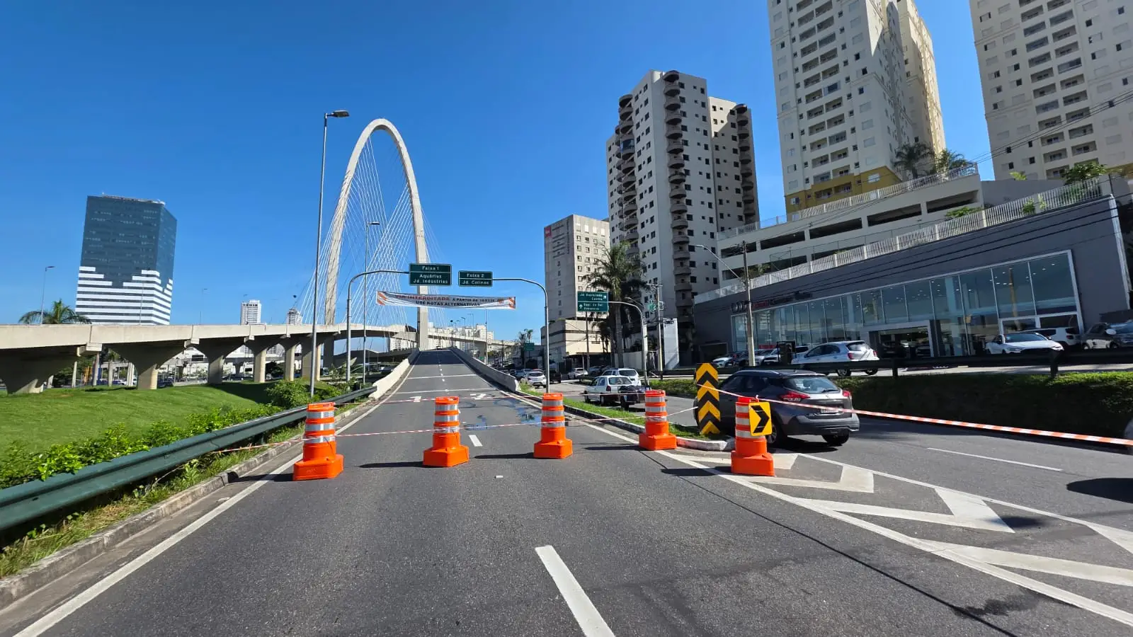 Manutenção nas alças da Ponte Estaiada provoca congestionamento e trânsito travado em São José dos Campos na manhã desta segunda (16).