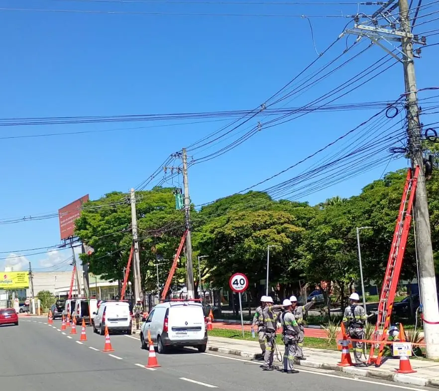 Mutirão da EDP retira fios irregulares em 50 ruas da região central de Pindamonhangaba