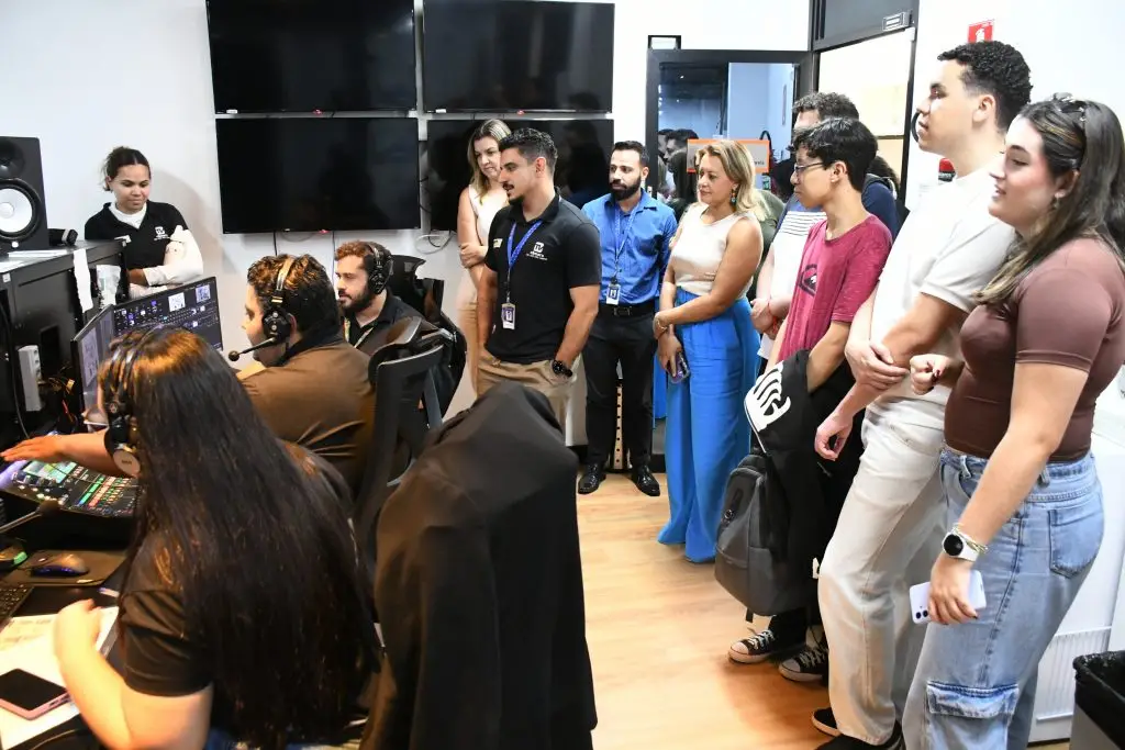 Estudantes universitários de comunicação visitam a TV Câmara