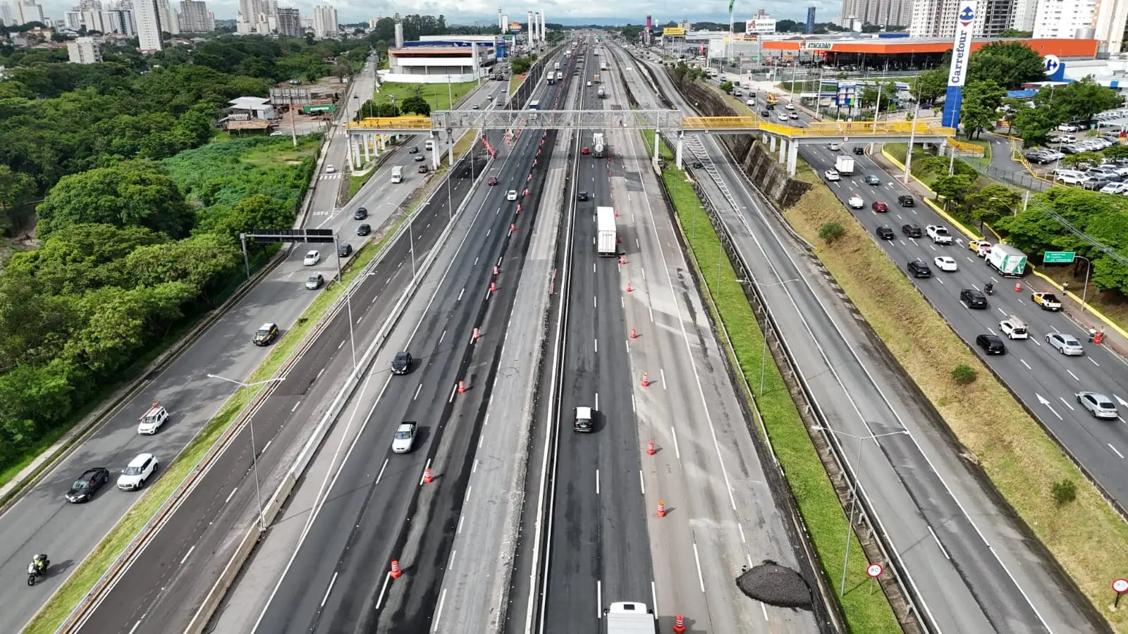 Novo trecho de 2 km das pistas marginais da Dutra é liberado