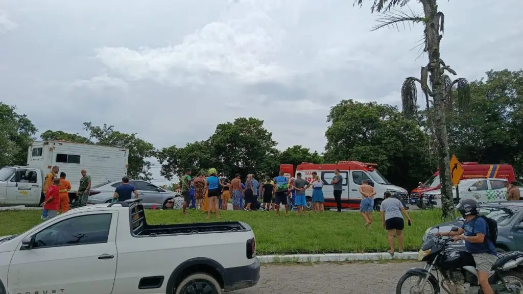Motociclista ficou ferido após colisão envolvendo caminhão do DER em Ubatuba