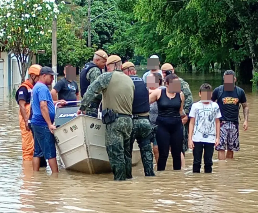 Polícia Ambiental resgata moradores em Guaratinguetá 