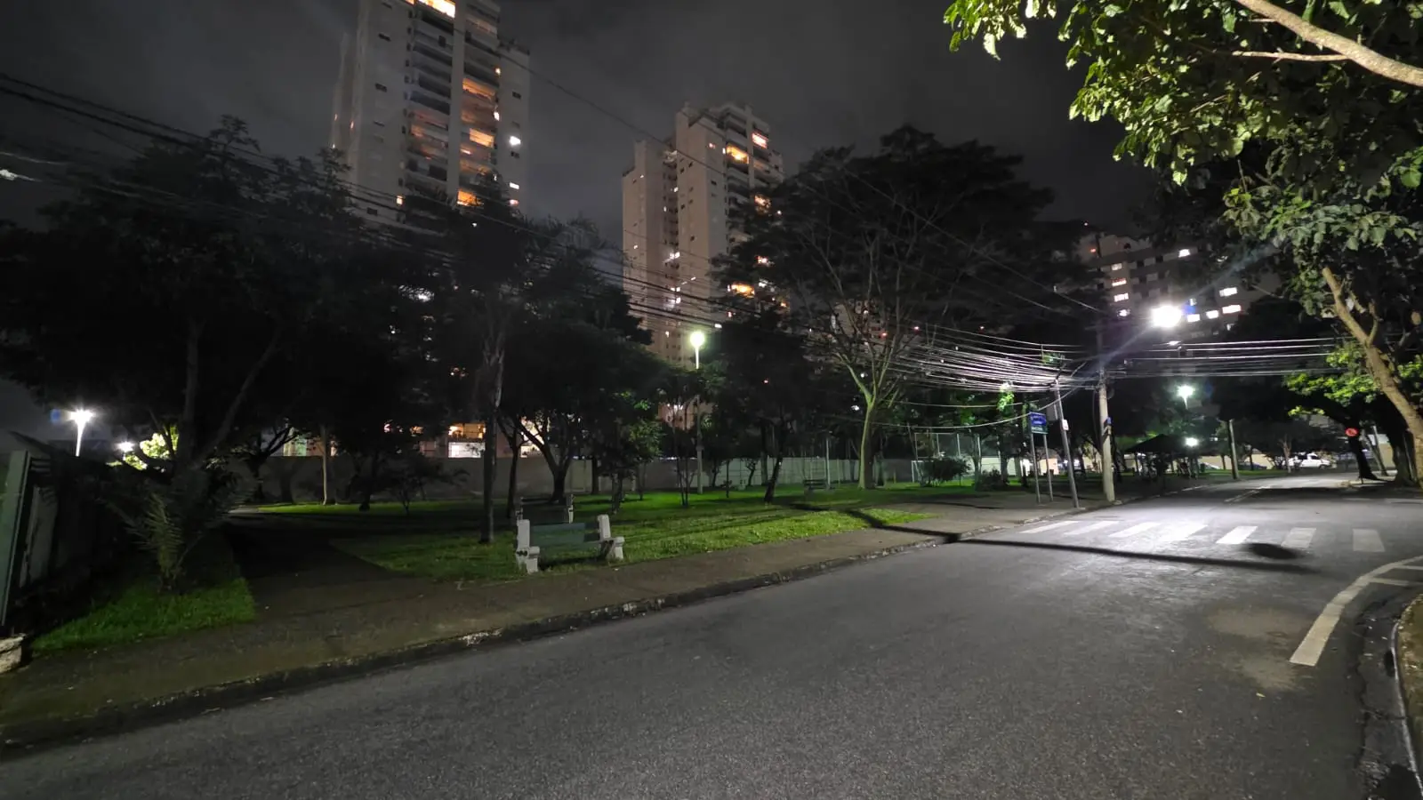  A praça Antônio Garcia Barbosa, conhecida por abrigar a Banca do Aquarius, permaneceu sem iluminação pública durante meses - situação que preocupava moradores da região. Em fevereiro um protocolo foi aberto por meio do canal 156 da prefeitura, mas a deficiência não foi solucionada e a falta de luz no local persistiu sem solução até o início de março.  O cenário preocupava frequentadores da praça, especialmente no período noturno, já que foram registrados furtos e roubos nas imediações.  A redação da Life entrou em contato com a prefeitura solicitando urgência no reparo e questionando à falta de manutenção. No mesmo dia do contato a iluminação da praça foi restabelecida. Outro local: Moradores do entorno da Área Verde Professor Valdomiro de Oliveira têm relatado preocupação com a iluminação do local. Segundo eles, a praça apresenta oscilações na luz e diversos pontos bastante escuros, o que tem gerado insegurança para quem frequenta o espaço, especialmente no período da noite.Apesar de ser uma área arborizada e importante para o lazer da comunidade, moradores afirmam que a posição atual dos postes e a copa das árvores acabam prejudicando a iluminação, deixando partes da praça com pouca visibilidade. A comunidade pede que a prefeitura de São José dos Campos realize um estudo técnico da iluminação, avaliando possíveis ajustes no posicionamento dos postes ou reforço na iluminação pública para garantir mais segurança aos frequentadores.