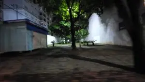 A praça Antônio Garcia Barbosa, conhecida por abrigar a Banca do Aquarius, permaneceu sem iluminação pública durante meses - situação que preocupava moradores da região. Em fevereiro um protocolo foi aberto por meio do canal 156 da prefeitura, mas a deficiência não foi solucionada e a falta de luz no local persistiu sem solução até o início de março. O cenário preocupava frequentadores da praça, especialmente no período noturno, já que foram registrados furtos e roubos nas imediações. A redação da Life entrou em contato com a prefeitura solicitando urgência no reparo e questionando à falta de manutenção. No mesmo dia do contato a iluminação da praça foi restabelecida. Outro local: Moradores do entorno da Área Verde Professor Valdomiro de Oliveira têm relatado preocupação com a iluminação do local. Segundo eles, a praça apresenta oscilações na luz e diversos pontos bastante escuros, o que tem gerado insegurança para quem frequenta o espaço, especialmente no período da noite. Apesar de ser uma área arborizada e importante para o lazer da comunidade, moradores afirmam que a posição atual dos postes e a copa das árvores acabam prejudicando a iluminação, deixando partes da praça com pouca visibilidade. A comunidade pede que a prefeitura de São José dos Campos realize um estudo técnico da iluminação, avaliando possíveis ajustes no posicionamento dos postes ou reforço na iluminação pública para garantir mais segurança aos frequentadores.