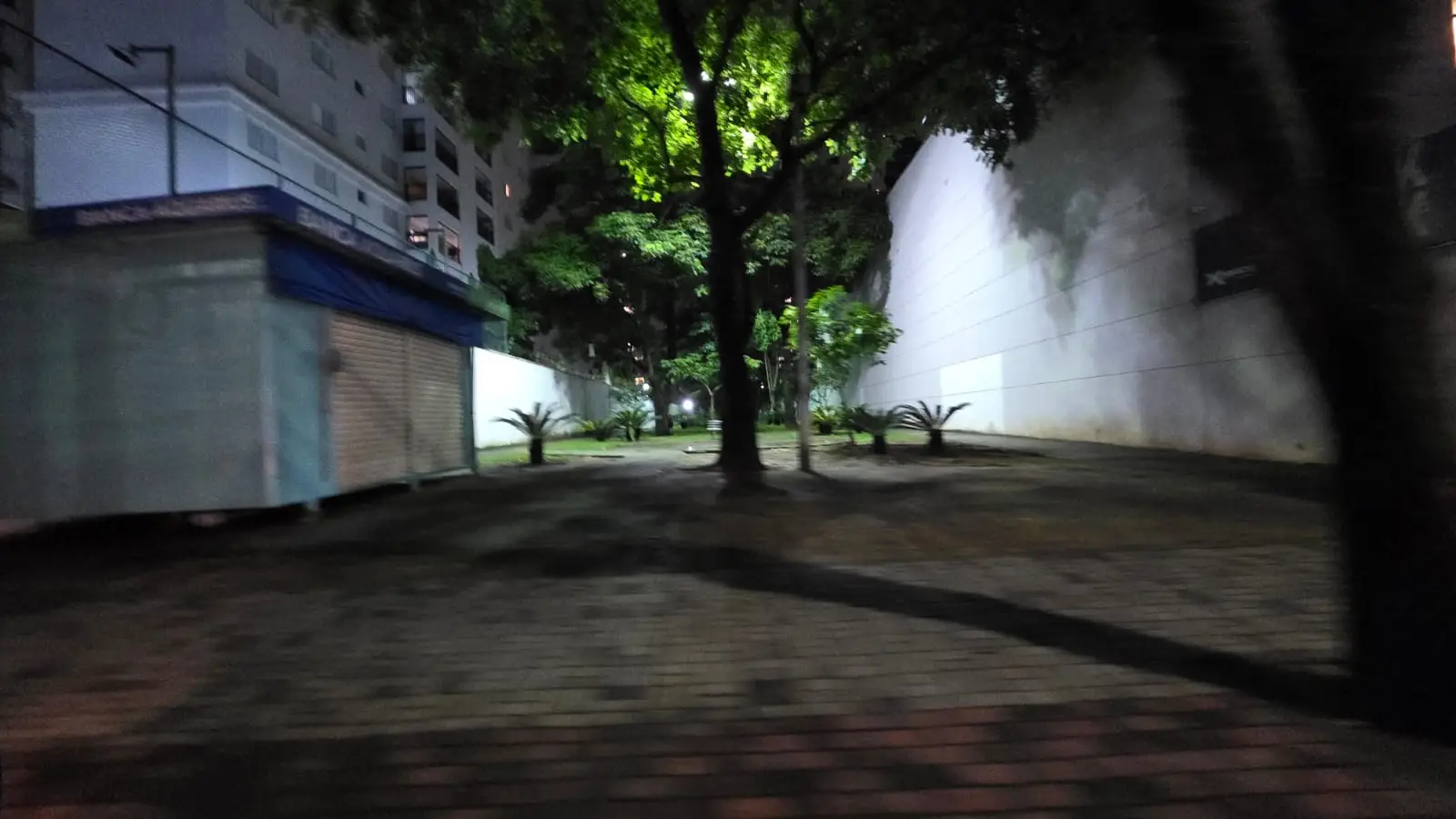  A praça Antônio Garcia Barbosa, conhecida por abrigar a Banca do Aquarius, permaneceu sem iluminação pública durante meses - situação que preocupava moradores da região. Em fevereiro um protocolo foi aberto por meio do canal 156 da prefeitura, mas a deficiência não foi solucionada e a falta de luz no local persistiu sem solução até o início de março.  O cenário preocupava frequentadores da praça, especialmente no período noturno, já que foram registrados furtos e roubos nas imediações.  A redação da Life entrou em contato com a prefeitura solicitando urgência no reparo e questionando à falta de manutenção. No mesmo dia do contato a iluminação da praça foi restabelecida. Outro local: Moradores do entorno da Área Verde Professor Valdomiro de Oliveira têm relatado preocupação com a iluminação do local. Segundo eles, a praça apresenta oscilações na luz e diversos pontos bastante escuros, o que tem gerado insegurança para quem frequenta o espaço, especialmente no período da noite.Apesar de ser uma área arborizada e importante para o lazer da comunidade, moradores afirmam que a posição atual dos postes e a copa das árvores acabam prejudicando a iluminação, deixando partes da praça com pouca visibilidade. A comunidade pede que a prefeitura de São José dos Campos realize um estudo técnico da iluminação, avaliando possíveis ajustes no posicionamento dos postes ou reforço na iluminação pública para garantir mais segurança aos frequentadores.