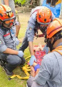 Idosa é resgatada após queda em Ilhabela