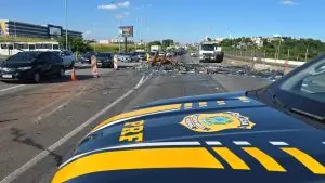 Carreta carregada de vidro tomba na Via Dutra