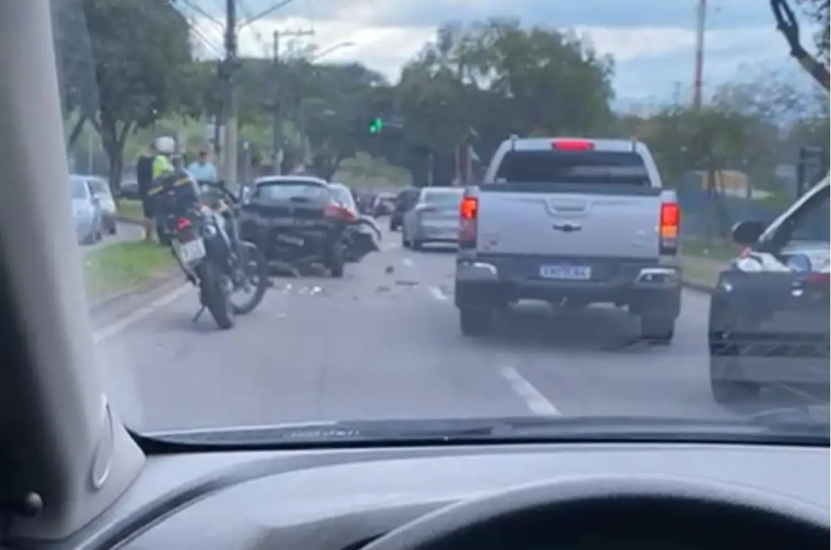 Engavetamento Avenida dos Astronautas causa trânsito