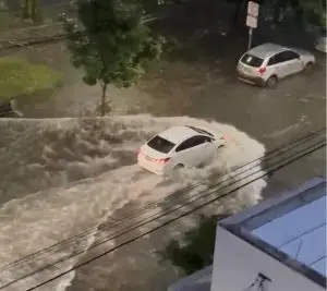 Avenida José Longo ficou alagada após forte chuva