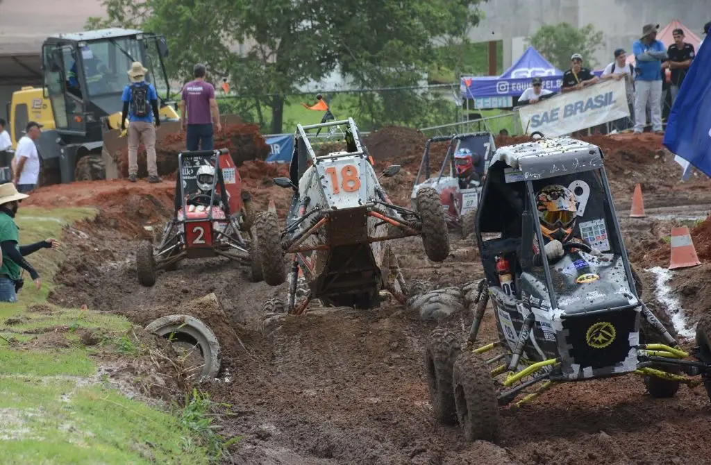 Evento Baja SAE Brasil reúne universitários e carros off-road em São José