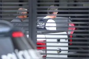 Bolsonaro deixa hospital e inicia prisão domiciliar em Brasília após internação