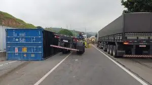 caminhão tomba Dutra