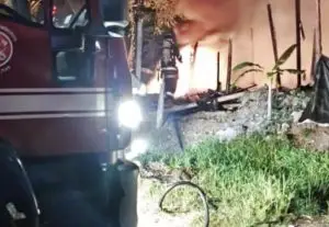 Incêndio destrói casa de madeira no bairro Estufa II em Ubatuba