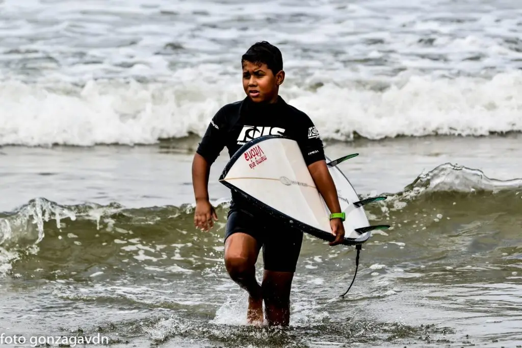 Jovem talento do surfe de Caraguatatuba busca apoio para seguir competindo