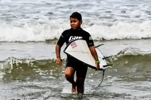 Jovem talento do surfe de Caraguatatuba busca apoio para seguir competindo