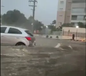 Com histórico de alagamentos, rua do Esplanada vira rio e água invade prédios