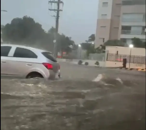Com histórico de alagamentos, rua do Esplanada vira rio e água invade prédios