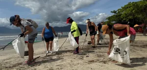 Mutirão Ondas Limpas recolhe 115 kg de lixo na Praia do Indaiá, em Caraguatatuba