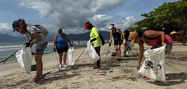 Mutirão Ondas Limpas recolhe 115 kg de lixo na Praia do Indaiá, em Caraguatatuba
