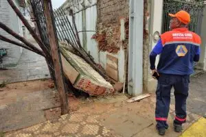 Muro desaba em obra e deixa dois trabalhadores feridos no centro de Guaratinguetá