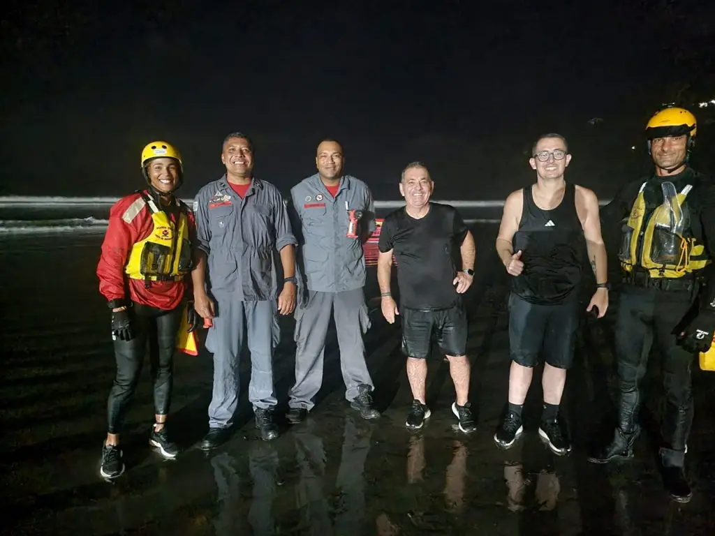 Pai e filho são resgatados após ficarem ilhados em trecho de costa em Ubatuba