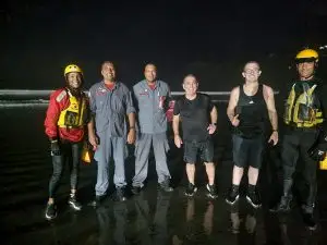 Pai e filho são resgatados após ficarem ilhados em trecho de costa em Ubatuba