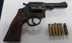 BAEP prende GCM que iria vender revólver com numeração raspada em Caraguatatuba